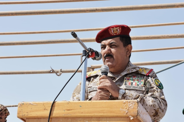 الإمارات تطرد وزير الدفاع من سقطرى