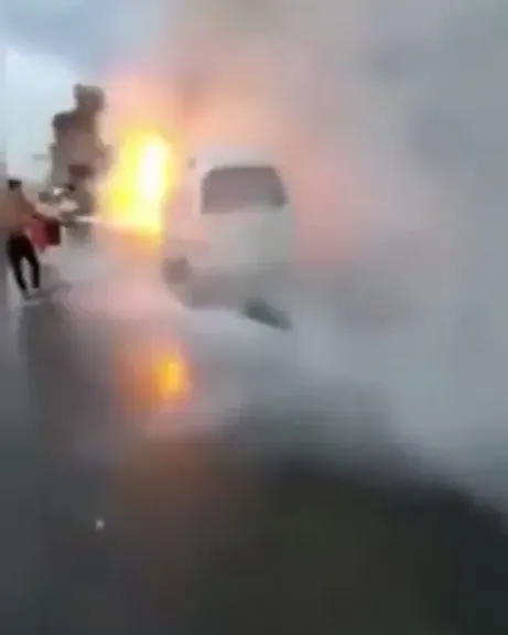 حريق يلتهم ‘‘باص’’ نقل ركاب في أحد شوارع صنعاء