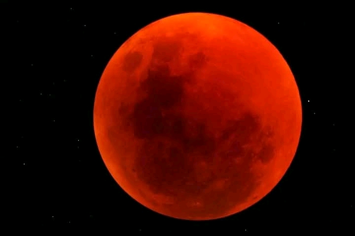 اليمن والعالم على موعد مع خسوف كلي للقمر (تعرف على التوقيت)