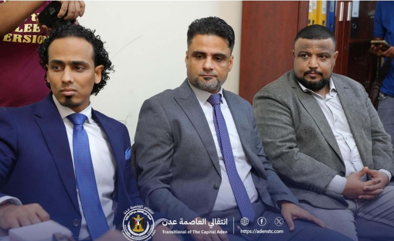 عيدروس الزبيدي يفرض قراراته بالقوة العسكرية