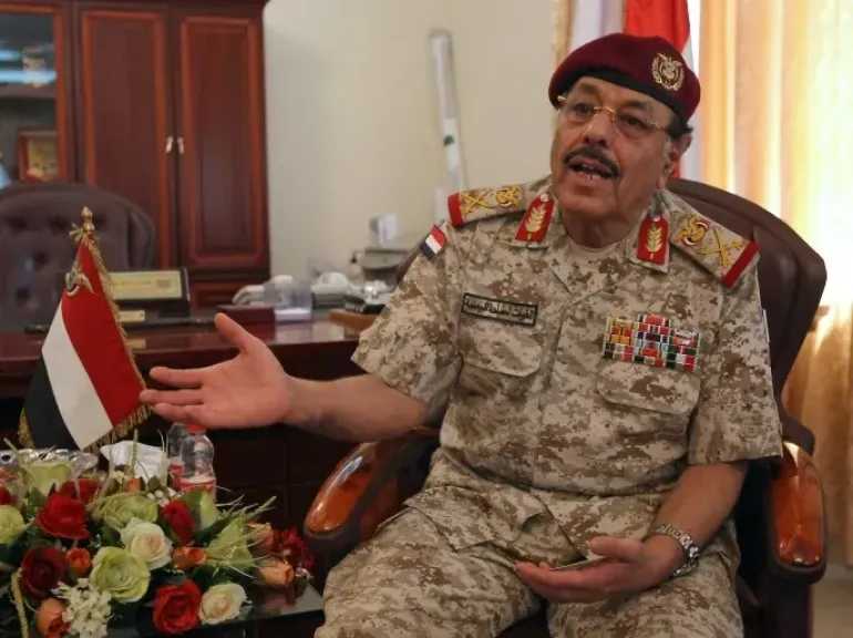 لأول مرة.. علي محسن الأحمر ينشر صورًا له أثناء خروجه من صنعاء بعد سقوطها بيد الحوثيين.. شاهد ماذا كان يرتدي