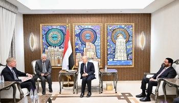 الرئيس العليمي يؤكد لغروندبرغ: السلام الحقيقي يبدأ من معالجة جذور مشكلة الانقلاب الحوثي