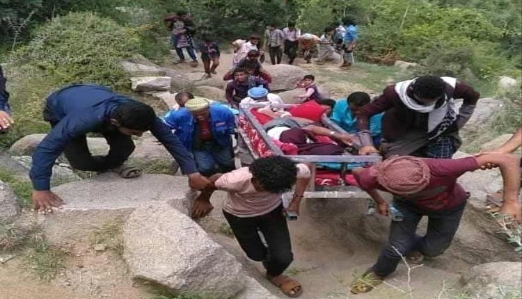 بالصور.. حادث مرورع من فوق جبل حبشي.. الأهالي يحملون الجرحى على الأكتاف